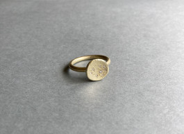 Ring in 750/000 Gelbgold auf Schale mit Brillanten besetzt 